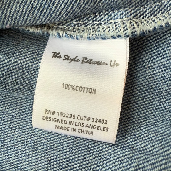 The Style Between Us Cropped Jean Jacket Size L - Picture 8 of 14